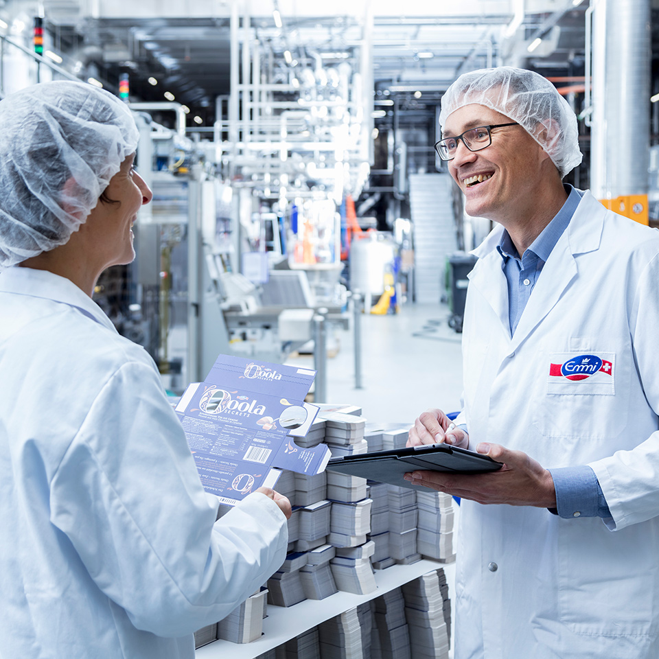 Mann und Frau mit Haube auf dem Kopf