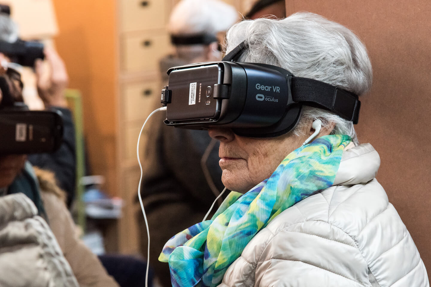 Seniorin mit aufgesetzter Virtual Reality Brille.