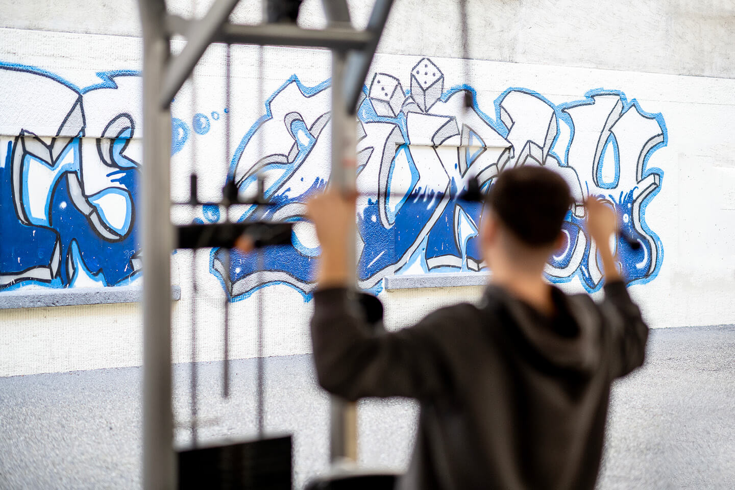 Bild eines Inhaftierten beim Fitnesstraining.