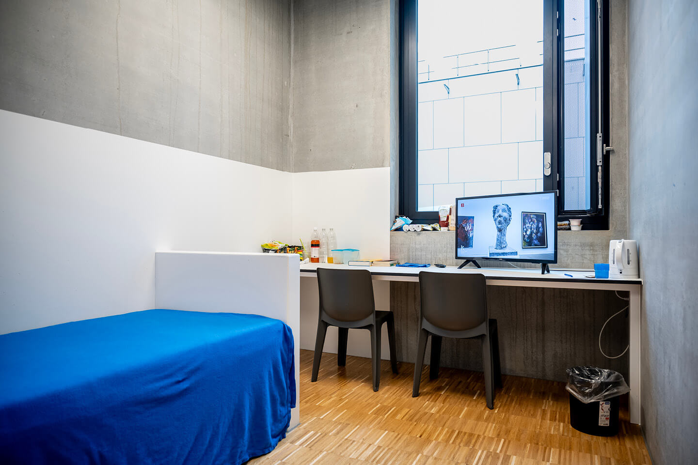 Bllick in eine Zelle die für die Untersuchungshaft vorgesehen ist.