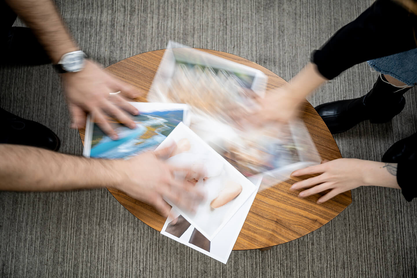 Stimmungsbild von Therapiesitzung. Symbolbilder werden als Therapietools eingesetzt.