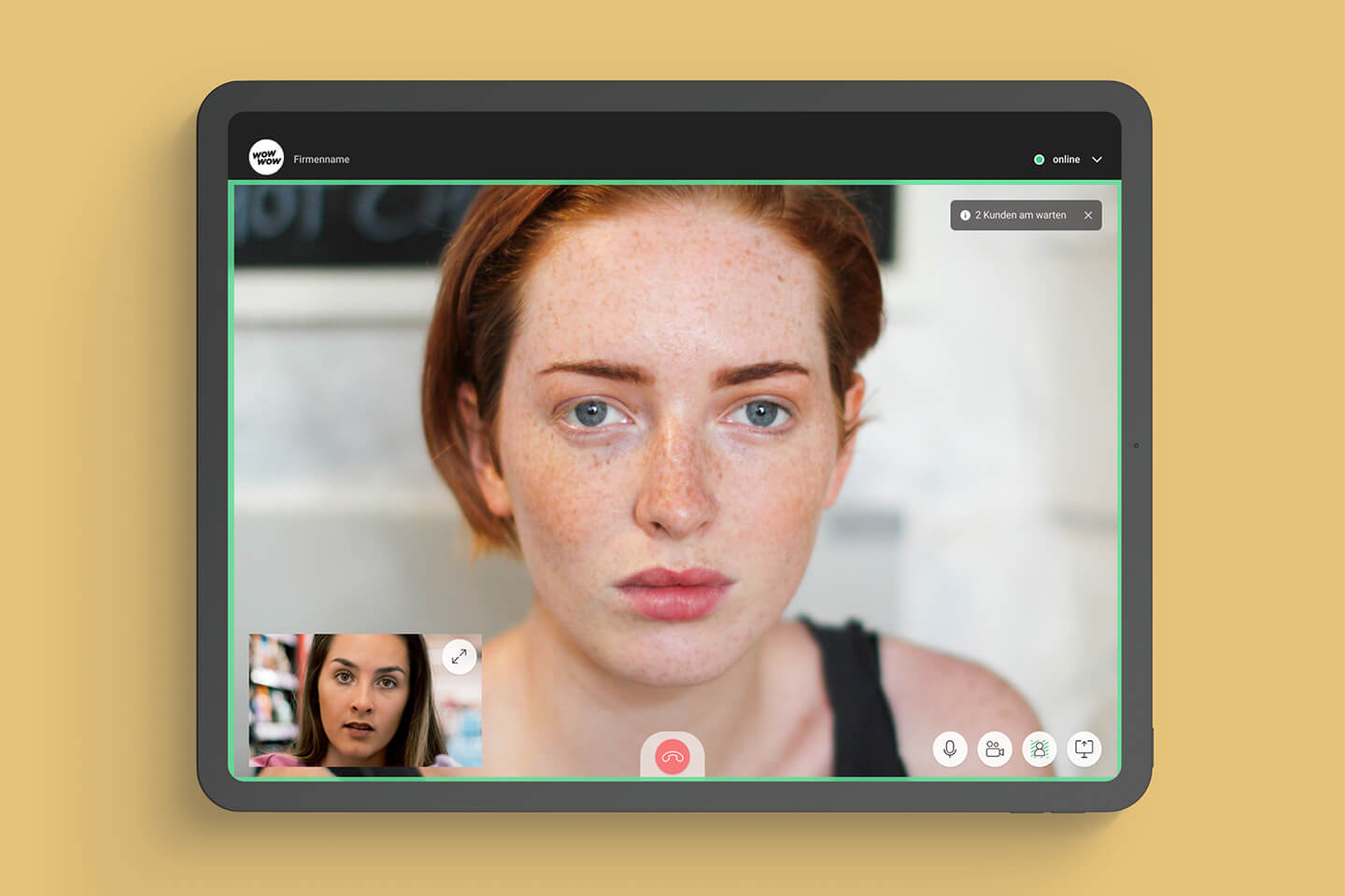 Tablet mit Ansicht während des Beratungssgesprächs, Kundin und Beraterin haben die Kamera aktiviert und kommunizieren miteinander.