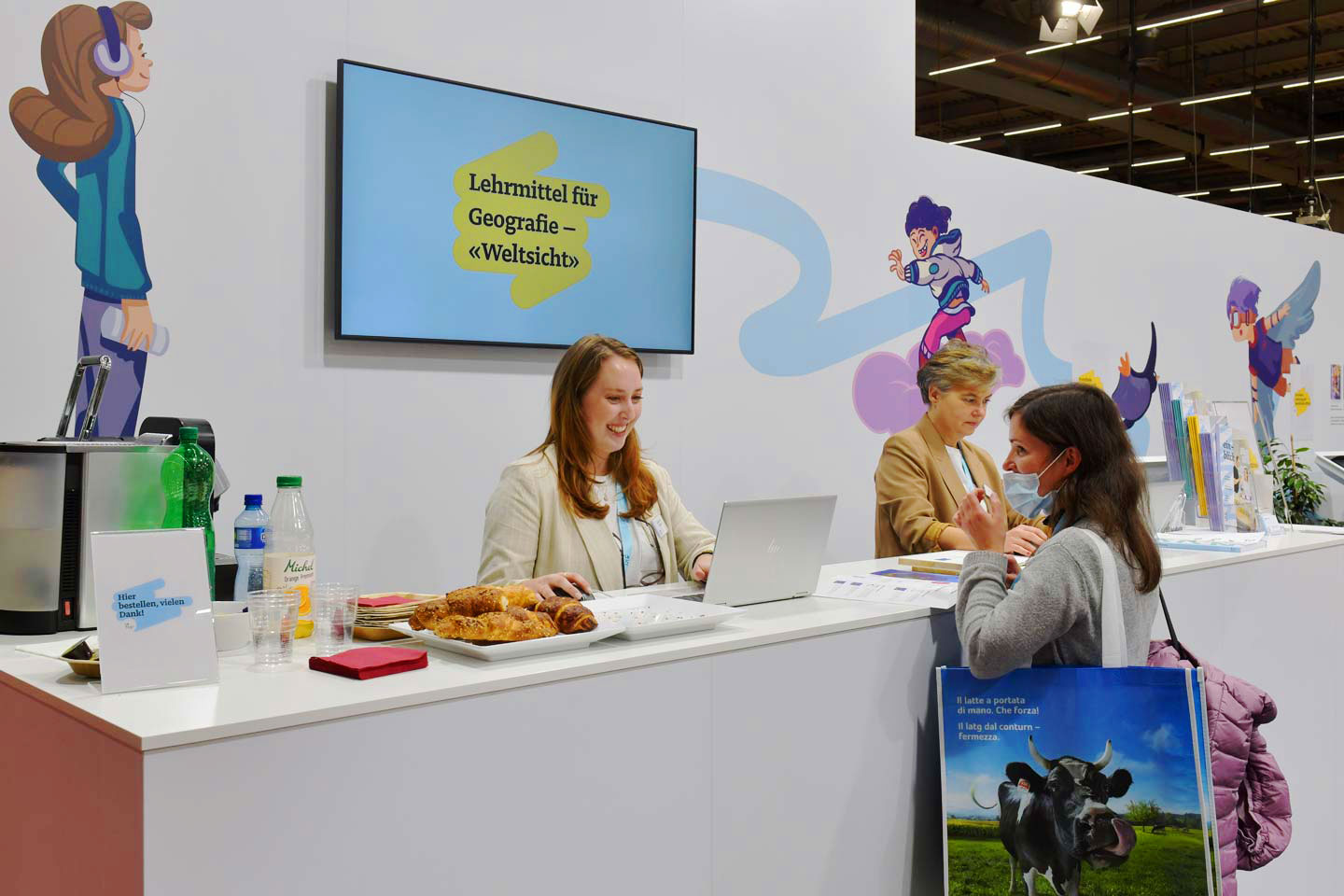 Schnappschuss von der Bildungsmesse. Besucher am Infotresen des Lehrmittelverlag Zürichs.