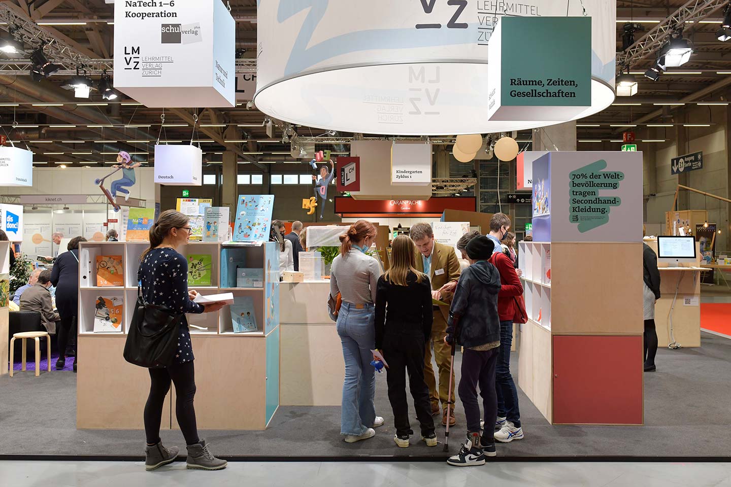 Schnappschuss von der Bildungsmesse. Besucher auf dem Stand des Lehrmittelverlag Zürichs.