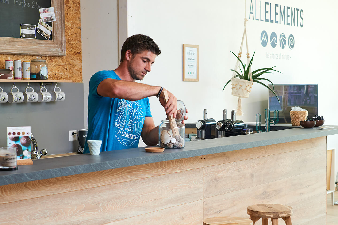 Swissbox Mann an der Bar