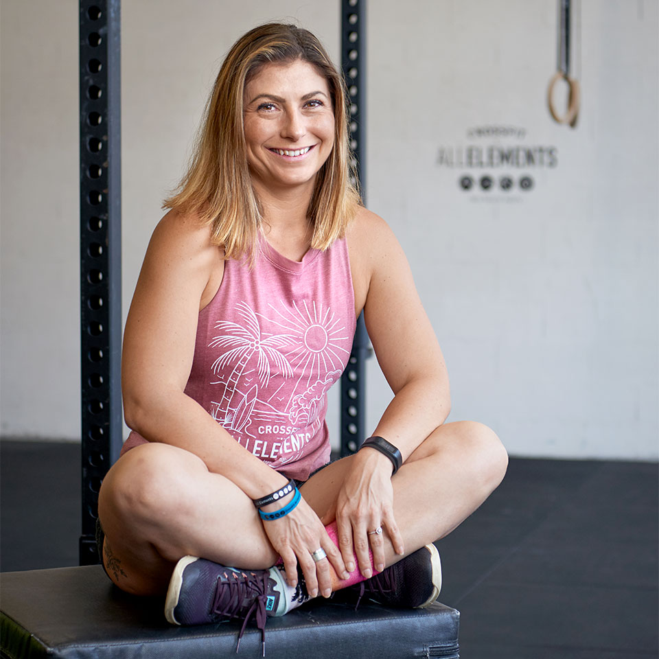 Emotionale und clevere Website: Frau sitz auf Boden im Schneidersitz