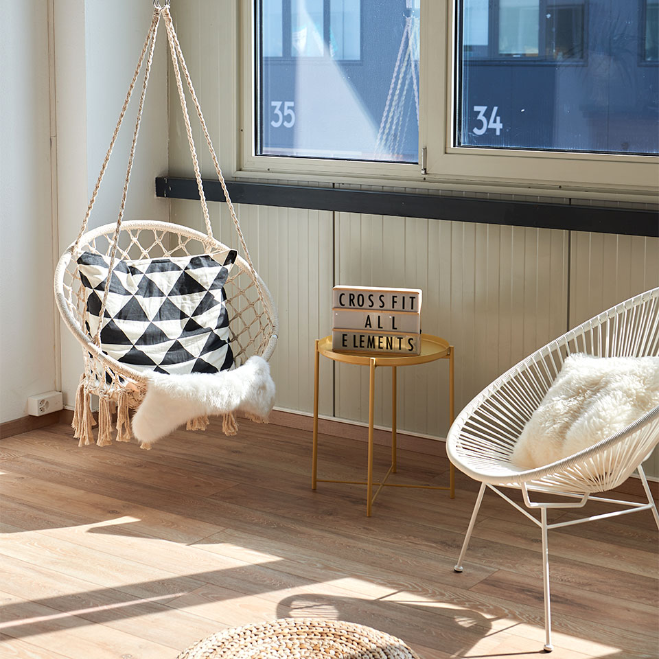 Emotionale und clevere Website: Schaukelstuhl kleiner Beitisch und Sessel mit Kissen in einem Raum