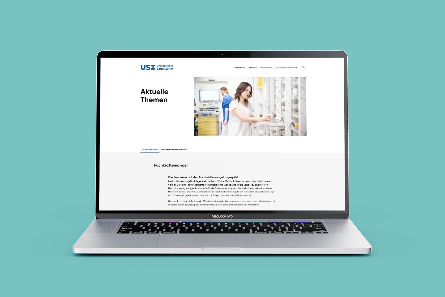 Laptop mit einer Detailseite aus dem Geschäftsberichts des Universitätsspital Zürich zum Thema Fachkräftemangel.